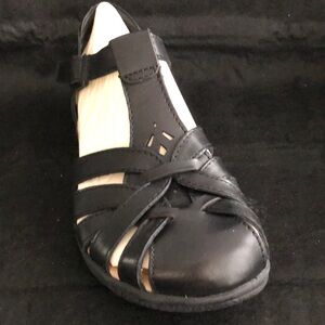 Woman’s leather sandal, closed toe,black sz 8.5W new in box, brand Earth Origins